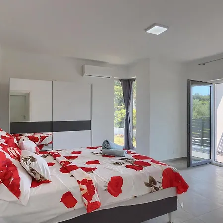 Semesterbostad Edis *