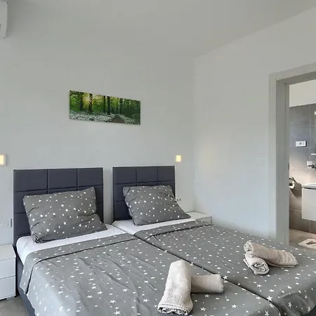 Edis Semesterbostad Pula