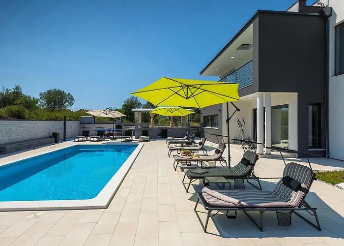 Edis Nyaraló